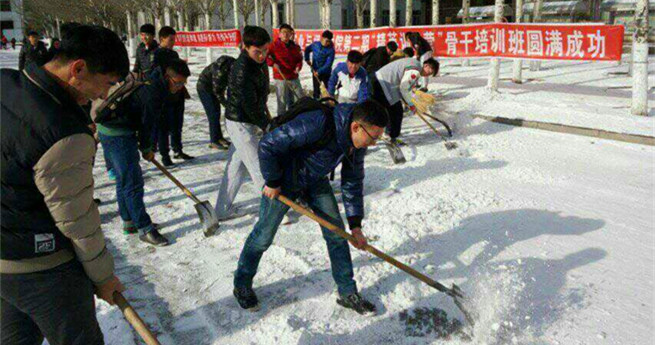 矿业与煤炭学院学生会组织的学生在清扫高职院南马路