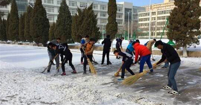 校团委组织的学生队伍在清扫博学路