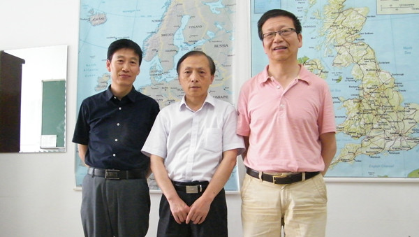 董剑桥教授与学院教授委员会成员座谈留影(中间)