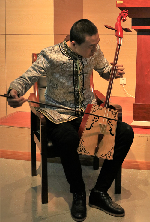 筑梦之星16届支教队员呼格吉乐演奏马头琴曲《鸿雁》