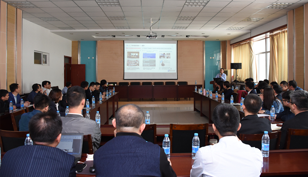 与会代表进行分组讨论